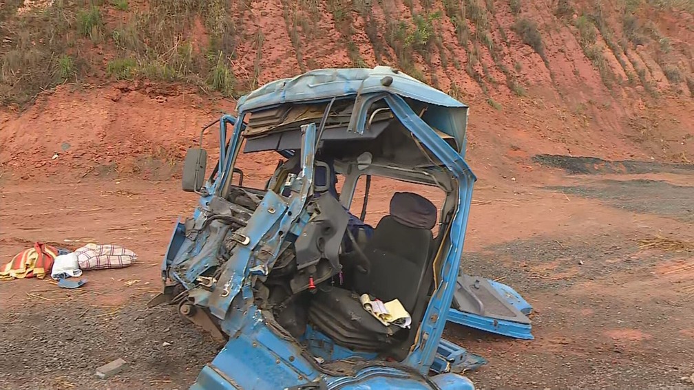 Cabine de um dos caminhões ficou destruída — Foto: Reprodução/TV Globo