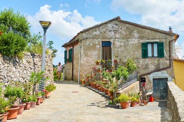 SANTO STEFANO DI SESSANIO, ITALY - JUNE 16: An old house and a cobbled street in the medieval town on June 16, 2019 in Santo Stefano di Sessanio, Italy. (Photo by EyesWideOpen/Getty Images) (Foto: Getty Images)