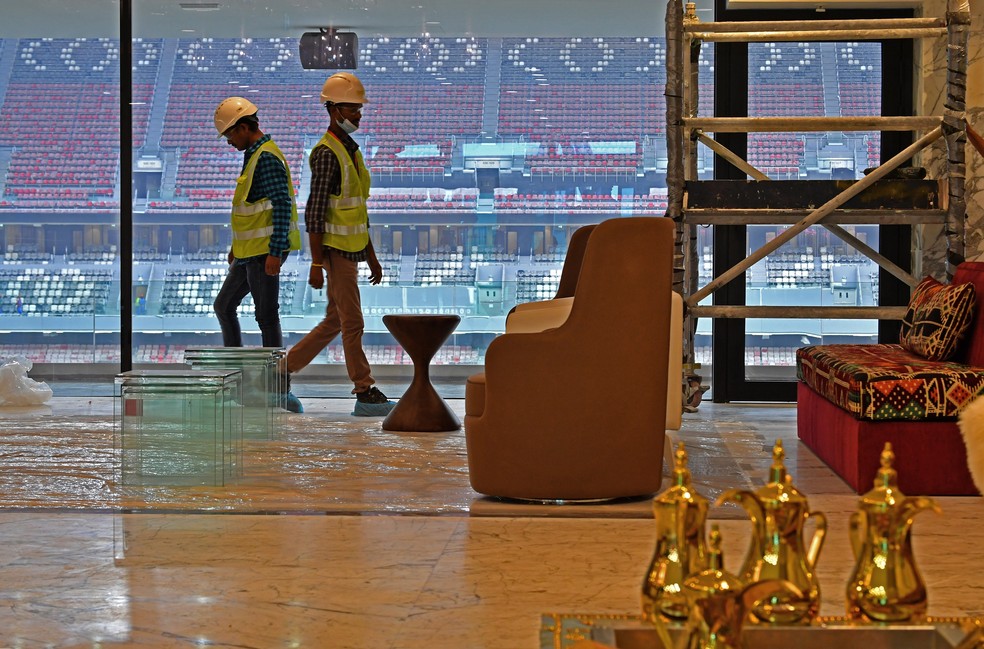 Operários no estádio Al Bayt, em Doha, na fase final de obras para a Copa do Mundo de 2022, em dezembro passado  — Foto: GIUSEPPE CACACE / AFP