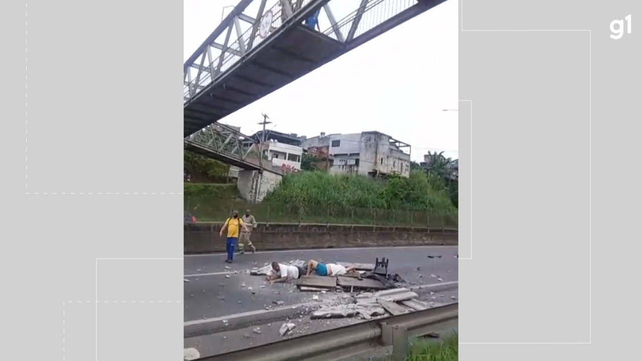 Parte de passarela desaba e pessoas ficam feridas em Salvador; pedaços de concreto atingiram motociclista