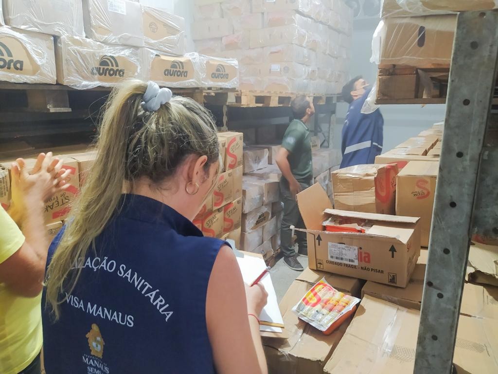 Mais de 55 toneladas de alimentos vencidos são apreendidos em distribuidora em Manaus