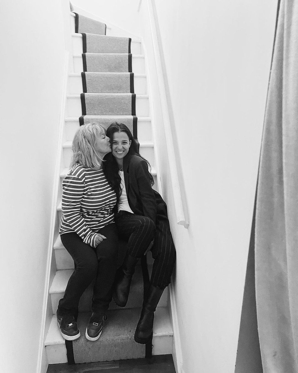 Marisa Alba e a mãe, a atriz Caroline Gruber — Foto: Reprodução Instagram