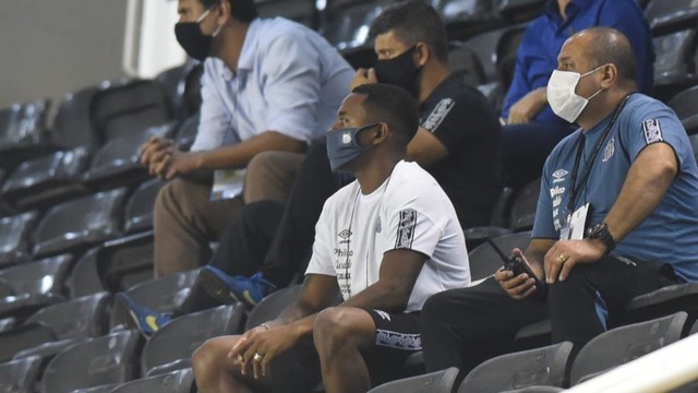 Robinho assiste a Santos x Atlético-GO