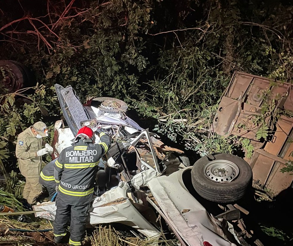 Homem morreu no local, segundo os bombeiros — Foto: Reprodução 