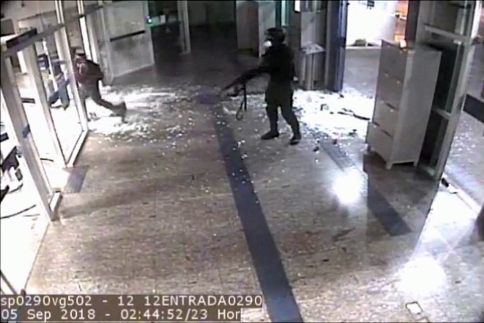 Quadrilha entrou fortemente armada em agência bancária de Bauru (Foto: Reprodução)