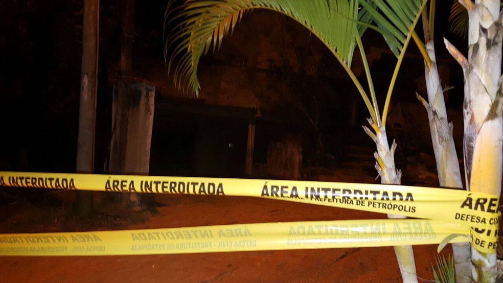 Área foi interditada após deslizamento de terra que atingiu uma casa em Petrópolis (Foto: Alyssa Gomes/Inter TV)