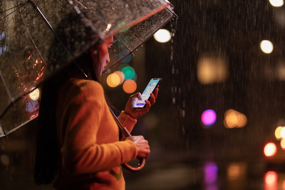 Foto de divulgação do iPhone XS faz menção à resistência à água — Foto: Divulgação/Apple