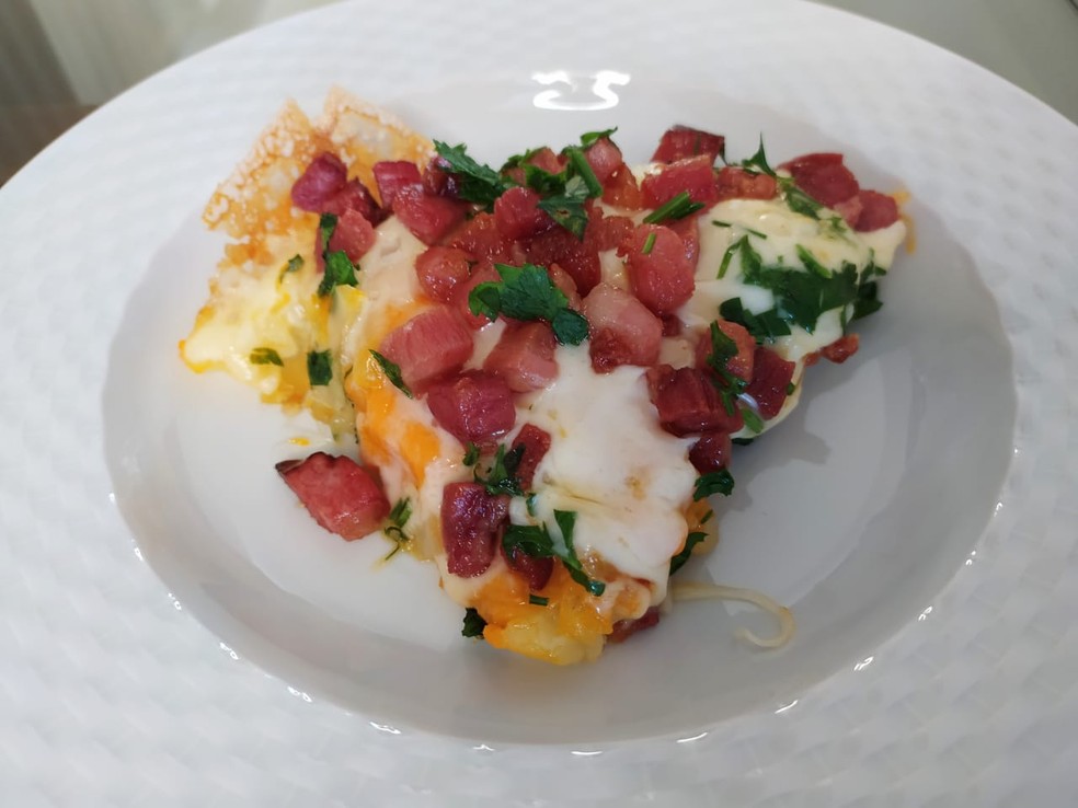 Receita de Batata Salteada com cheddar e bacon é ensinada por jornalista — Foto: Mariana Gouveia/TV Fronteira