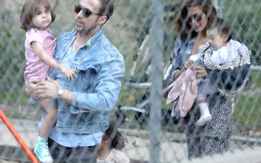 Em clique raríssimo, Ryan Gosling e Eva Mendes curtem dia com as filhas