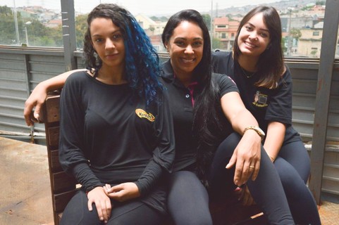 Daniela (centro) e Gabriela Alves (à direita) têm uma oficina mecânica no Rio de Janeiro. Elas só contratam mulheres, a fim de oferecer um atendimento diferenciado. Elas investiram R$ 500 mil no começo do negócio e vendem cerca de 140 peças por semana.