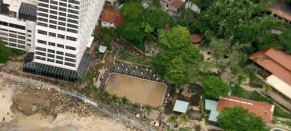 Hotel cuja piscina foi tomada pela lama de deslizamento fica Ã  beira da Avenida Niemeyer, na zona sul do Rio â?? Foto: ReproduÃ§Ã£o/TV Globo