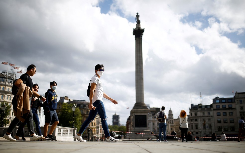 Pessoas com máscaras circulam pela Trafalgar Square, em Londres — Foto: Reuters/Henry Nicholls