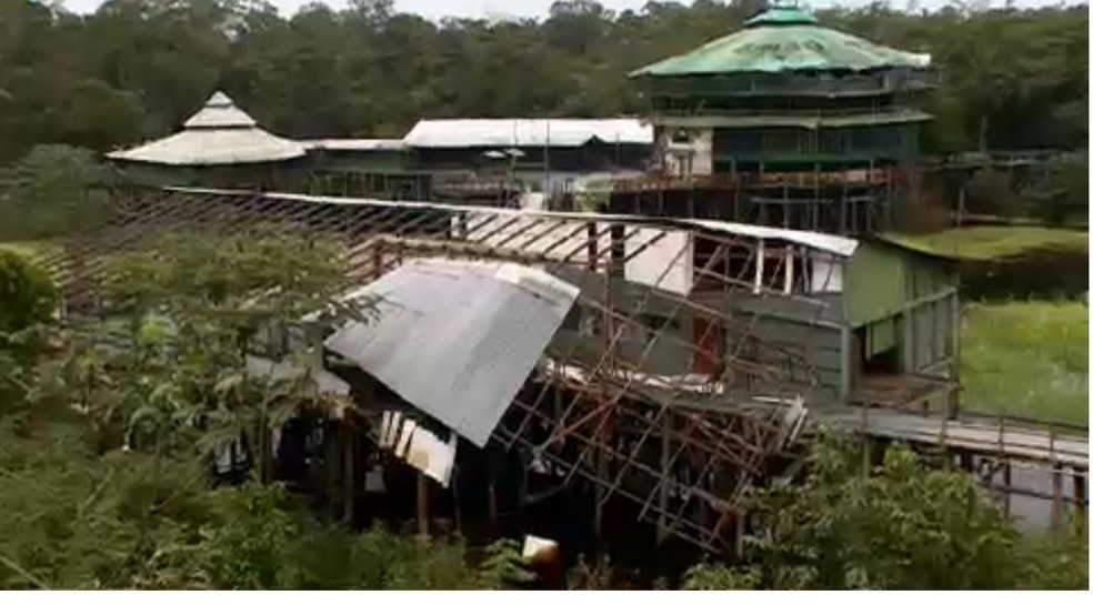 Imagem de fevereiro de 2017 mostra hotel Ariaú em situação de abandono e destruição (Foto: Reprodução Rede Amazônica)