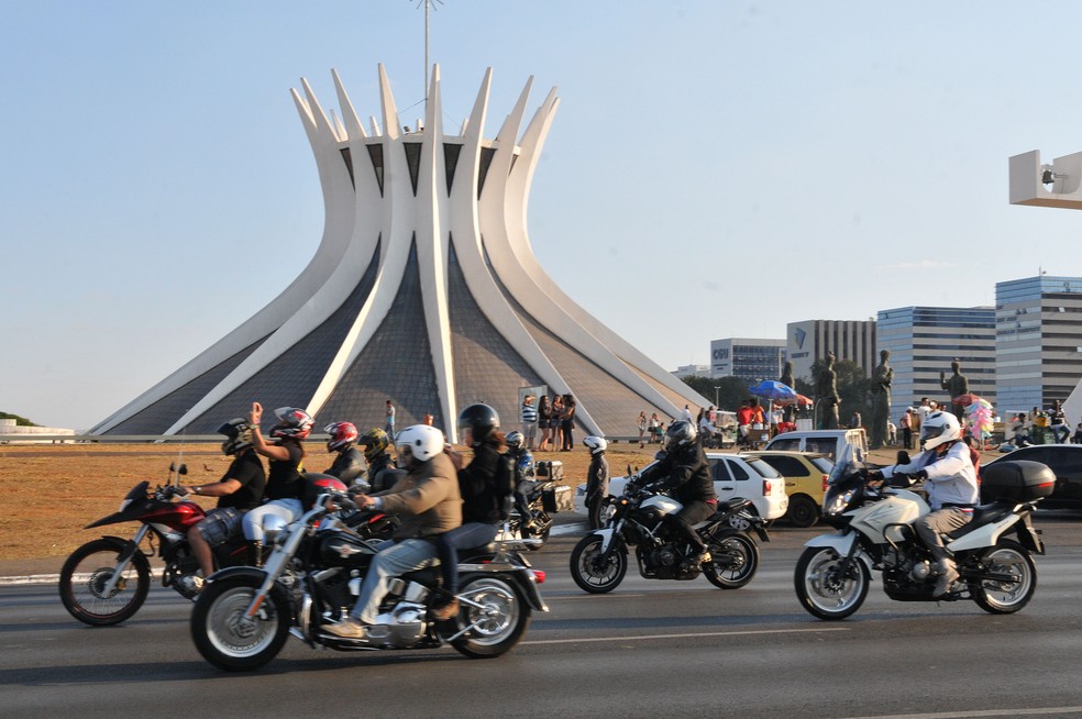 Motociclistas percorrem as ruas de Brasília em comboio (Foto: Renato Araújo/Agência Brasília)