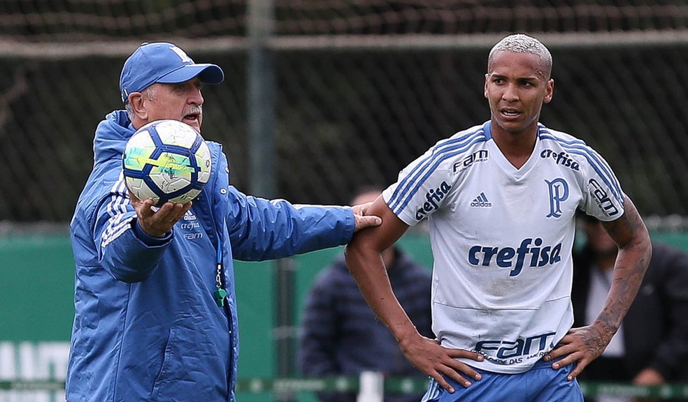 Felipão orienta Deyverson em treino do Palmeiras — Foto: Cesar Greco/Ag. Palmeiras