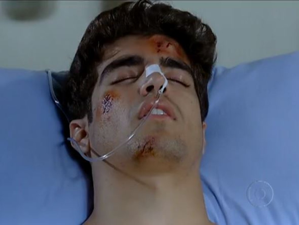 Antenor é internado, inconsciente, em um CTI de 'Fina Estampa' — Foto: Globo
