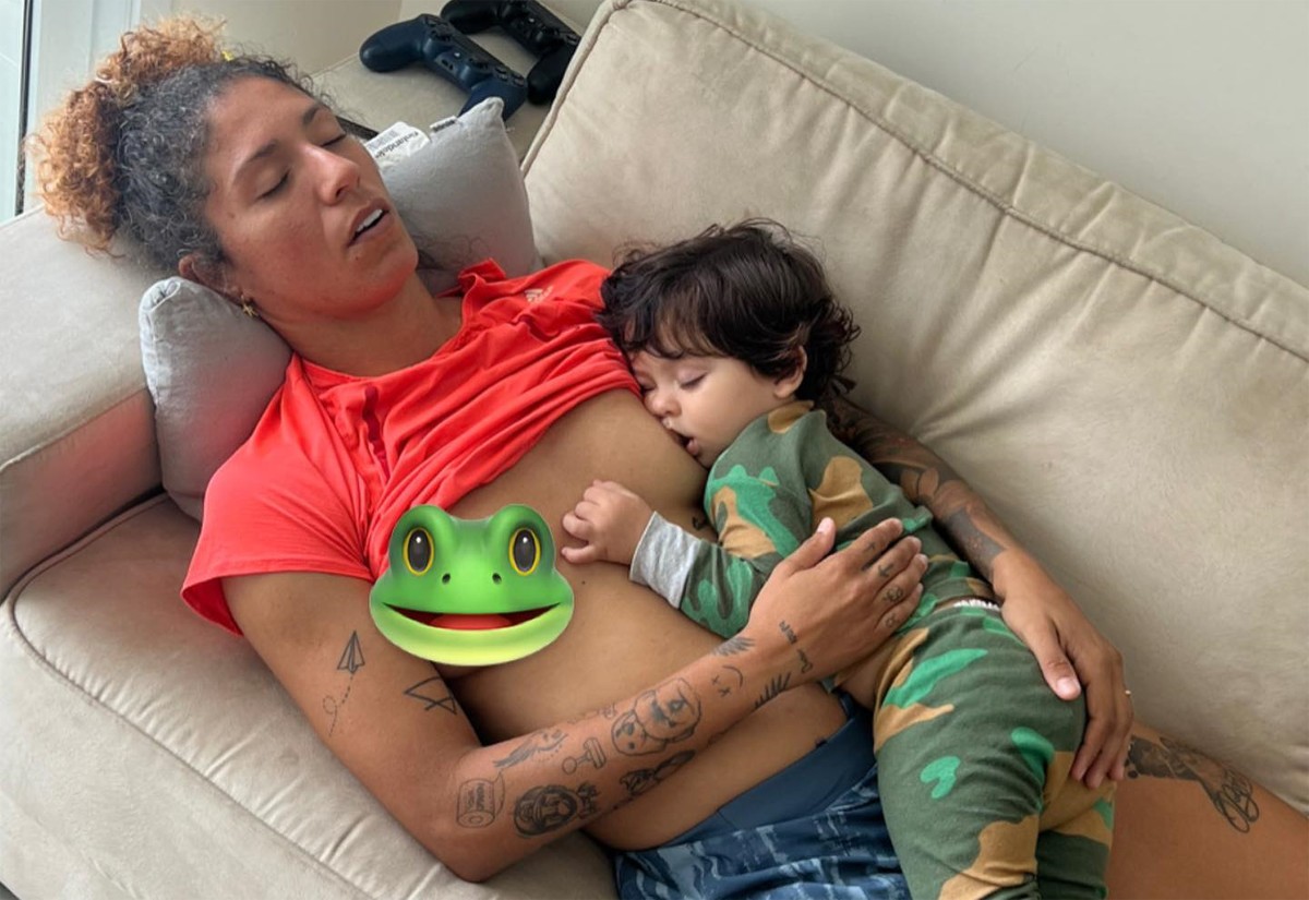 Cristiane Rozeira posta foto dormindo enquanto amamentava o filho (Foto: Reprodução/Instagram)