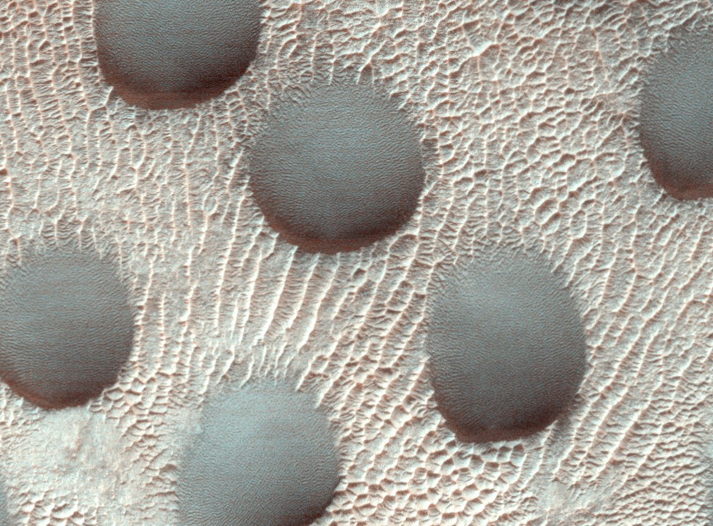 Dunas circulares cobertas em Marte cobertas por uma geada no planeta vermelho. — Foto: Nasa/Divulgação