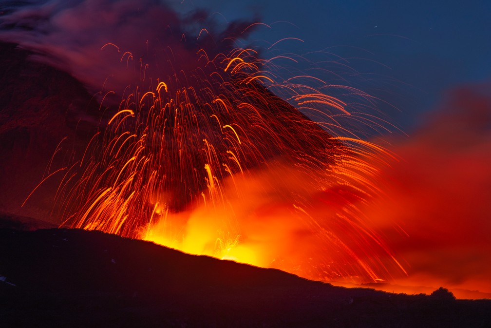 30 de maio - O vulcÃ£o Monte Etna expele lava durante uma erupÃ§Ã£o em SicÃ­lia, na ItÃ¡lia â€” Foto: Salvatore Allegra/AP