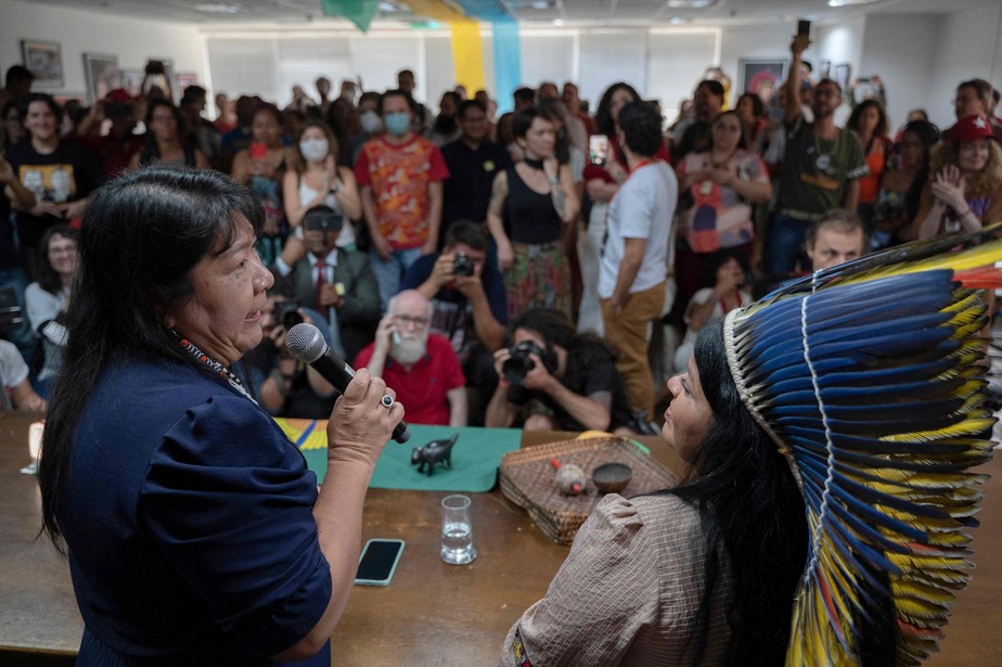 Joenia Wapichana, presidente da Fundação Nacional dos Povos Indígenas, ex-Funai, discursa ao lado da ministra dos Povos Indígenas, Sonia Guajajara