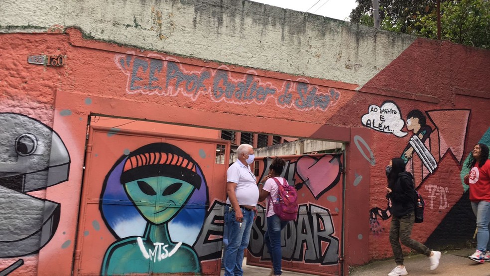 Entrada da escola Gualter da Silva. — Foto: Deslange Paiva/ g1 SP