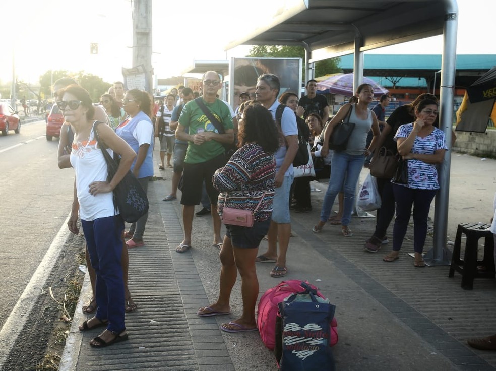 Paradas de Ã´nibus ficam lotadas em Fortaleza com reduÃ§Ã£o da frota â Foto: Camila Lima/SVM