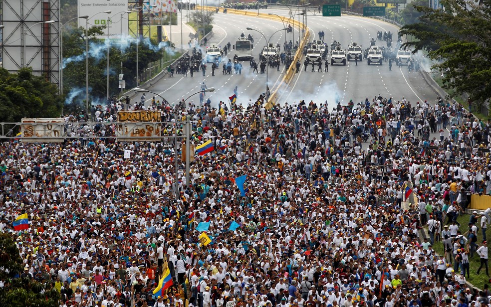 Manifestantes entram em confronto com a polícia durante protesto contra Maduro em Caracas (Foto: Christian Veron/Reuters)