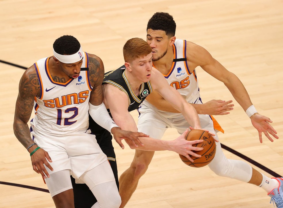 Atlanta Hawks e Phoenix Suns- Kevin Huerter no meio de dois rivais dos Suns — Foto:  Kevin C. Cox /Getty Images