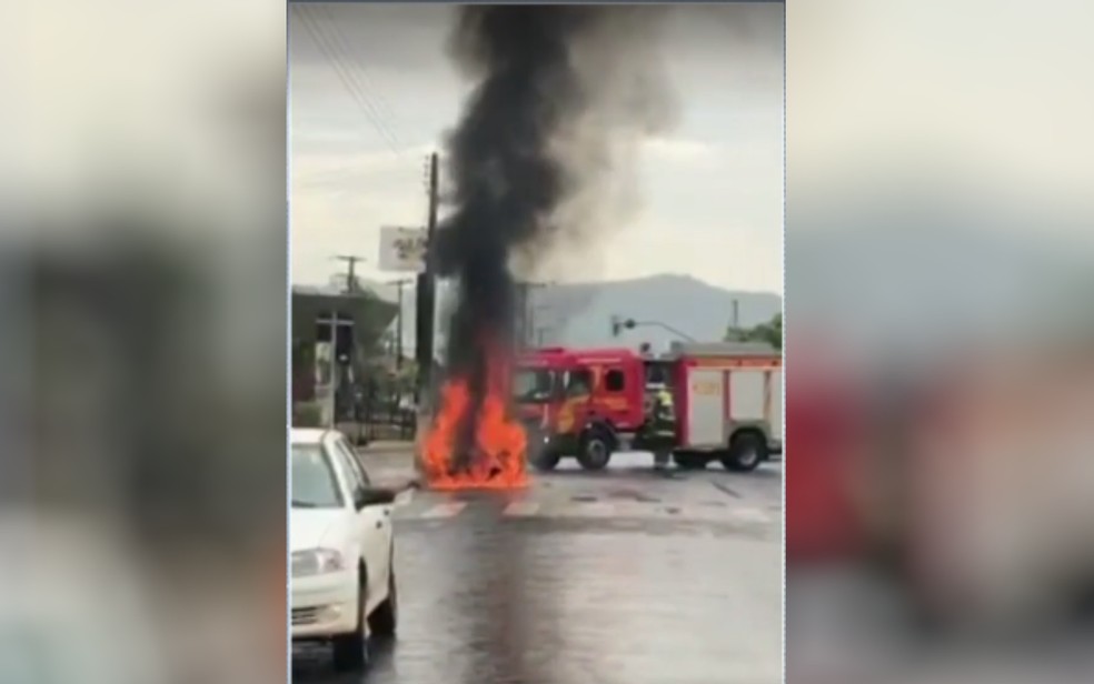 Inc&ecirc;ndio em carro assusta moradores de Ceres &mdash; Foto: Reprodu&ccedil;&atilde;o/TV Anhanguera 