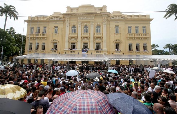 Multidão comparece a sede do governo de Pernambuco para se despedir de Eduardo Campos (Foto: Agência EFE)