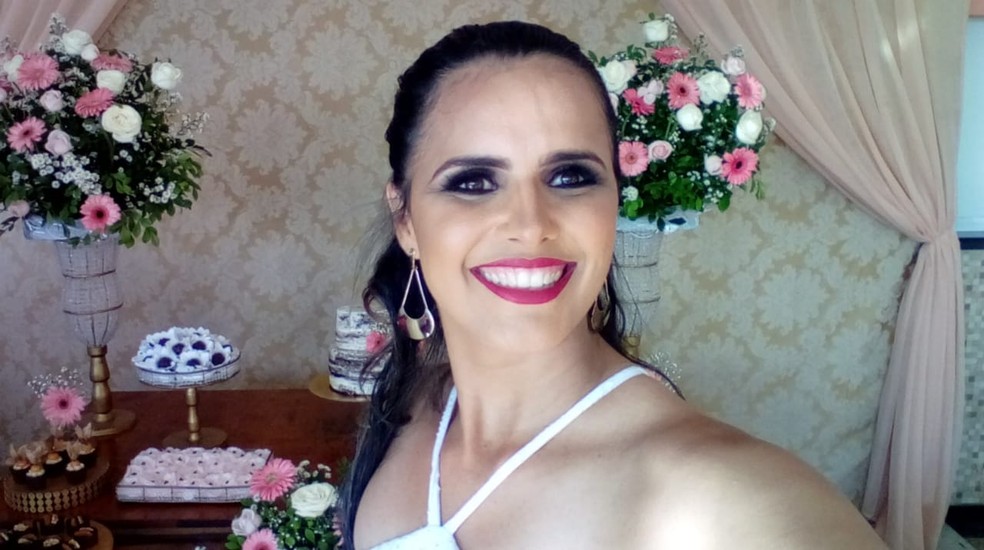 A assistente administrativo Flávia Almeida fez uma foto do próprio aparelho celular no dia do casamento — Foto: Acervo Pessoal