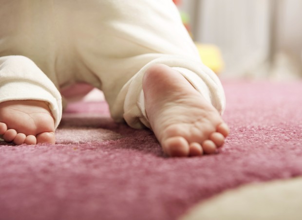 Calças compridas são boas opções para proteger o joelho do bebê que engatinha (Foto: Thinkstock)