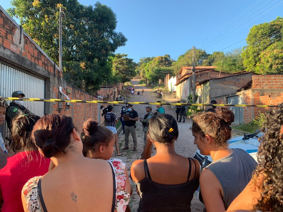 Jovem foi morto com pelo menos 7 tiros na Zona Leste de Teresina — Foto: Laura Moura/g1 PI