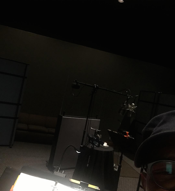 O atual Samuel L. Jackson dentro do estúdio de dublagem de 'Os Incríveis 2' (Foto: Instagram)