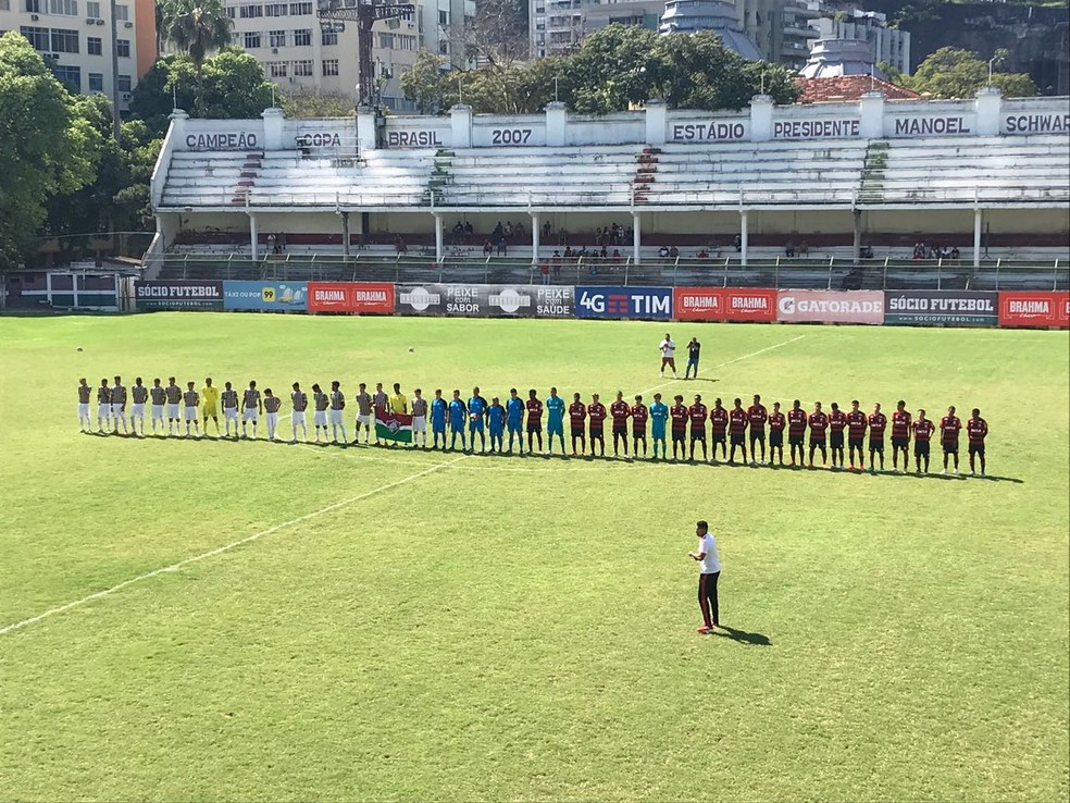 Garotada em campo antes do Fla-Flu deste s&aacute;bado &mdash; Foto: Tatiana Zanatta / GloboEsporte.com