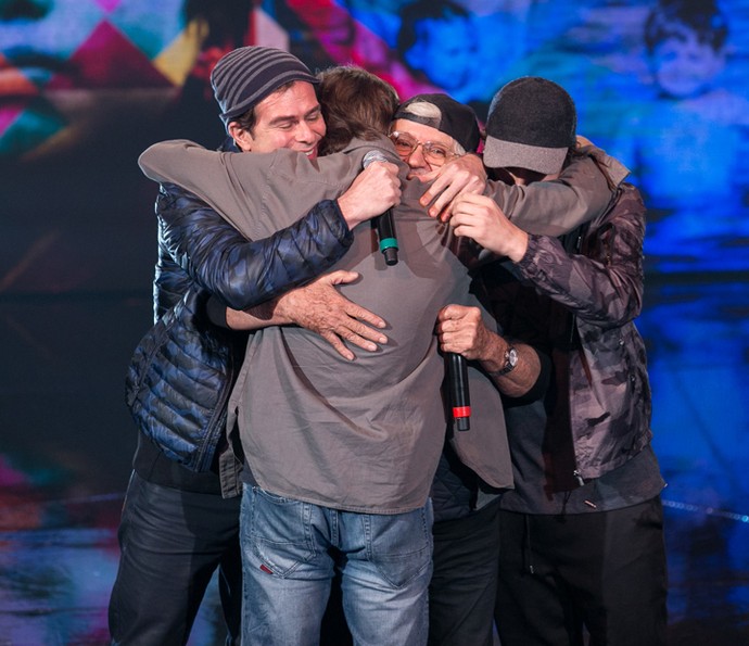 Rafael Vitti abraça os familiares no palco do 'Tamanho Família' (Foto: Isabella Pinheiro / Gshow)