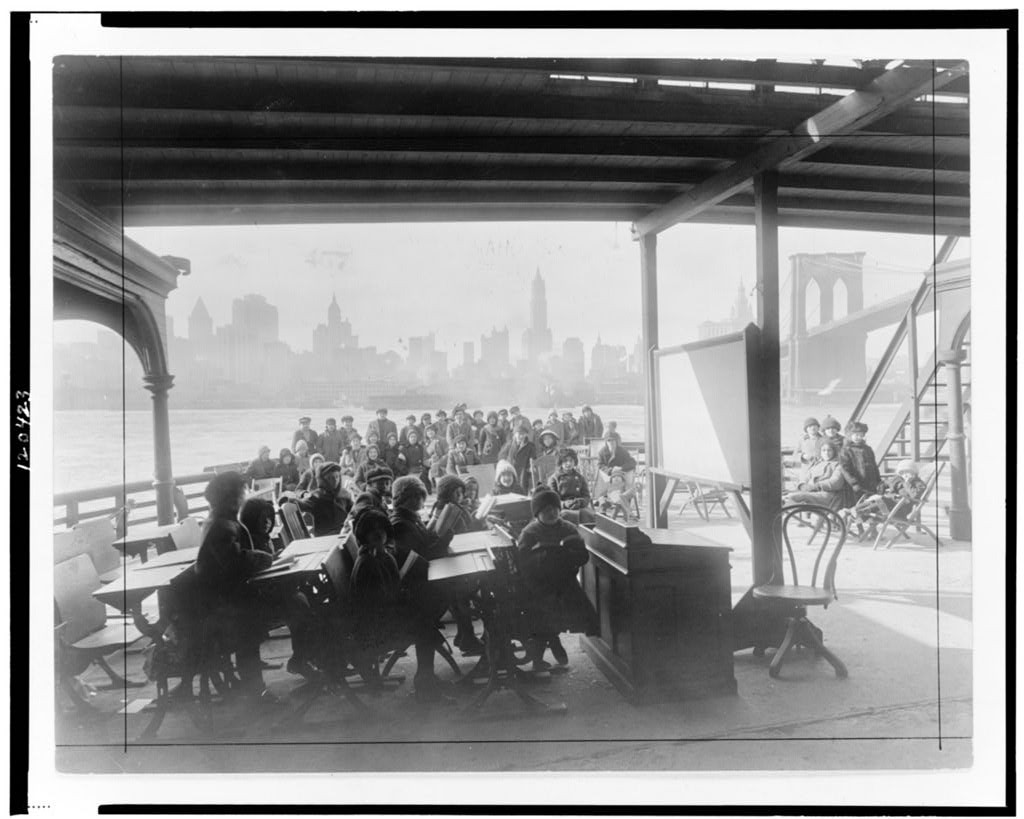 Aula ao ar livre na balsa de Nova York (Ilha de Manhattan) em 1911 (Foto: Bureau of Charities, via Biblioteca do Congresso)