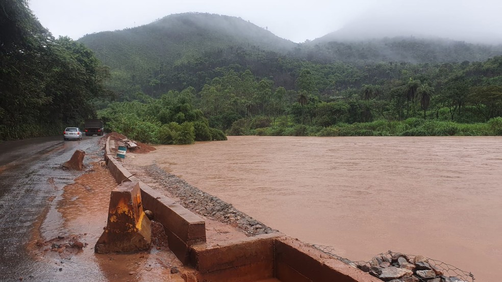 Nível do Rio Paraopeba, em Brumadinho, na Grande BH, chegou a subir — Foto: Carlos Eduardo Alvim/ TV Globo