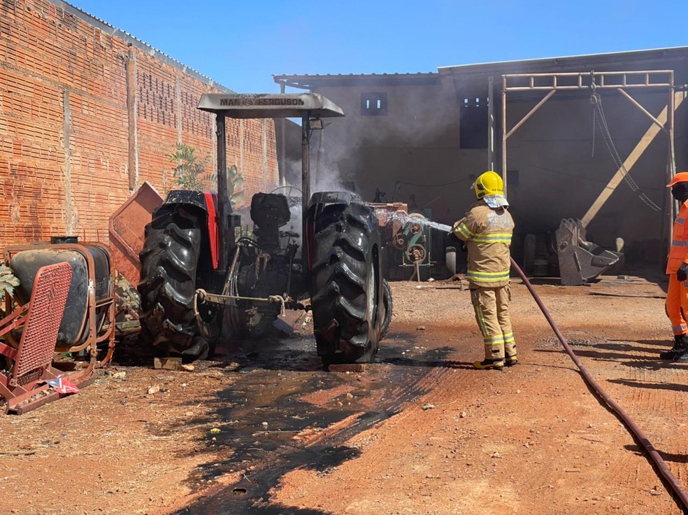 Chamas foram controladas pelos bombeiros — Foto: Corpo de Bombeiros/ Divulgação