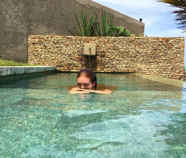 Marina Ruy Barbosa curte dia de sol em piscina em Alagoas (Foto: Reprodução / Instagram)