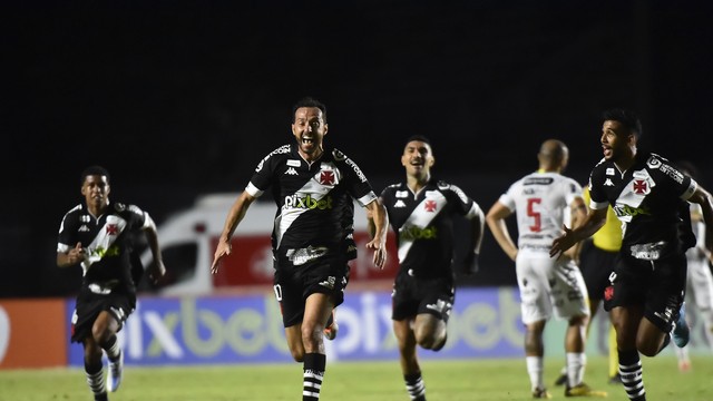 Jogadores do Vasco comemoram segundo gol contra o Brusque 
