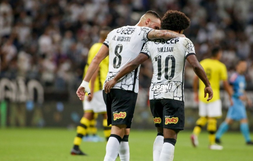 Renato Augusto e Willian celebram na última partida contra o São Bernardo (Foto: Reprodução/Instagram @rodrigo_coca)