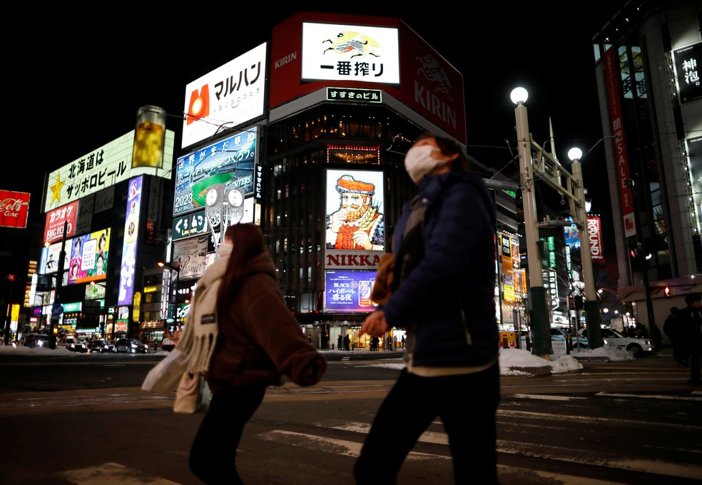 Pedestres com máscaras em Sapporo, cidade na ilha de Hokkaido, no Japão, em 26 de fevereiro de 2020 — Foto: Issei Kato / Reuters