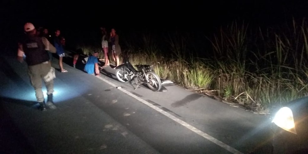 Homem tentava consertar moto no acostamento da rodovia sem sinalização quando foi atropelado na rodovia AL- 420, em Roteiro — Foto: BPRv