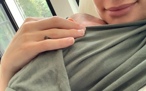 Lea Michele posa com primeiro filho, Ever Leo