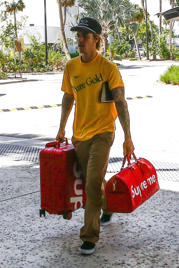 Miami, FL  - Justin Bieber and Hailey Baldwin wrap up their Miami getaway and board a private jet in Miami. Bieber kept his Bible close as he carried some 'Supreme' bags and Hailey could be seen sporting a band on her ring-finger while heading into the ai (Foto: VAEM / BACKGRID)