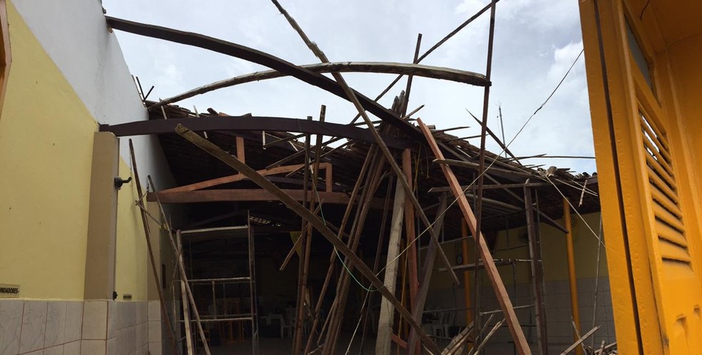 Trabalhadores faziam serviços no telhado quando houve o desabamento em Marechal Deodoro, mas ninguém foi atingido.  — Foto: Daniel Bruno/G1