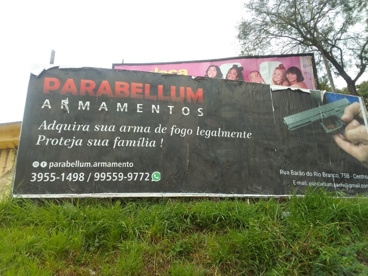 Contrariando lei federal, outdoors 'vendem' armamentos em Caeté, na Grande BH: 'Proteja sua família'