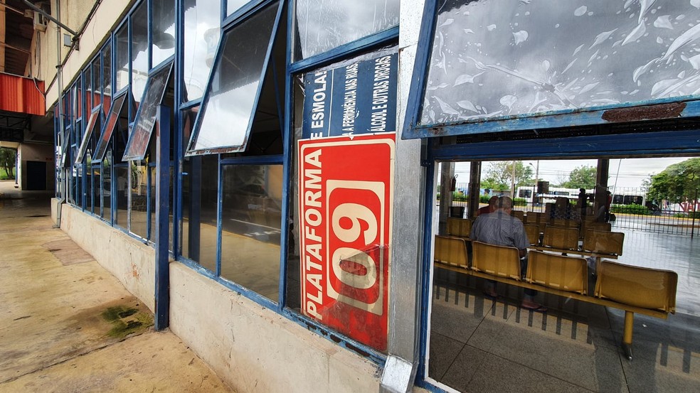 Placas são usadas para tapar onde está sem vidro no Terminal Rodoviário de Presidente Prudente — Foto: Heloise Hamada/g1