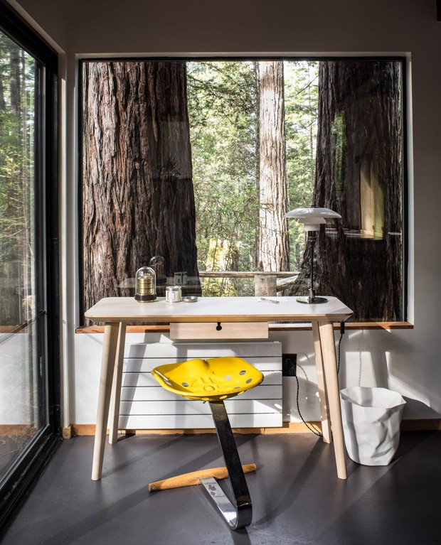 Décor do dia: home office minimalista com vista para a natureza (Foto: Drew Kelly/Divulgação)